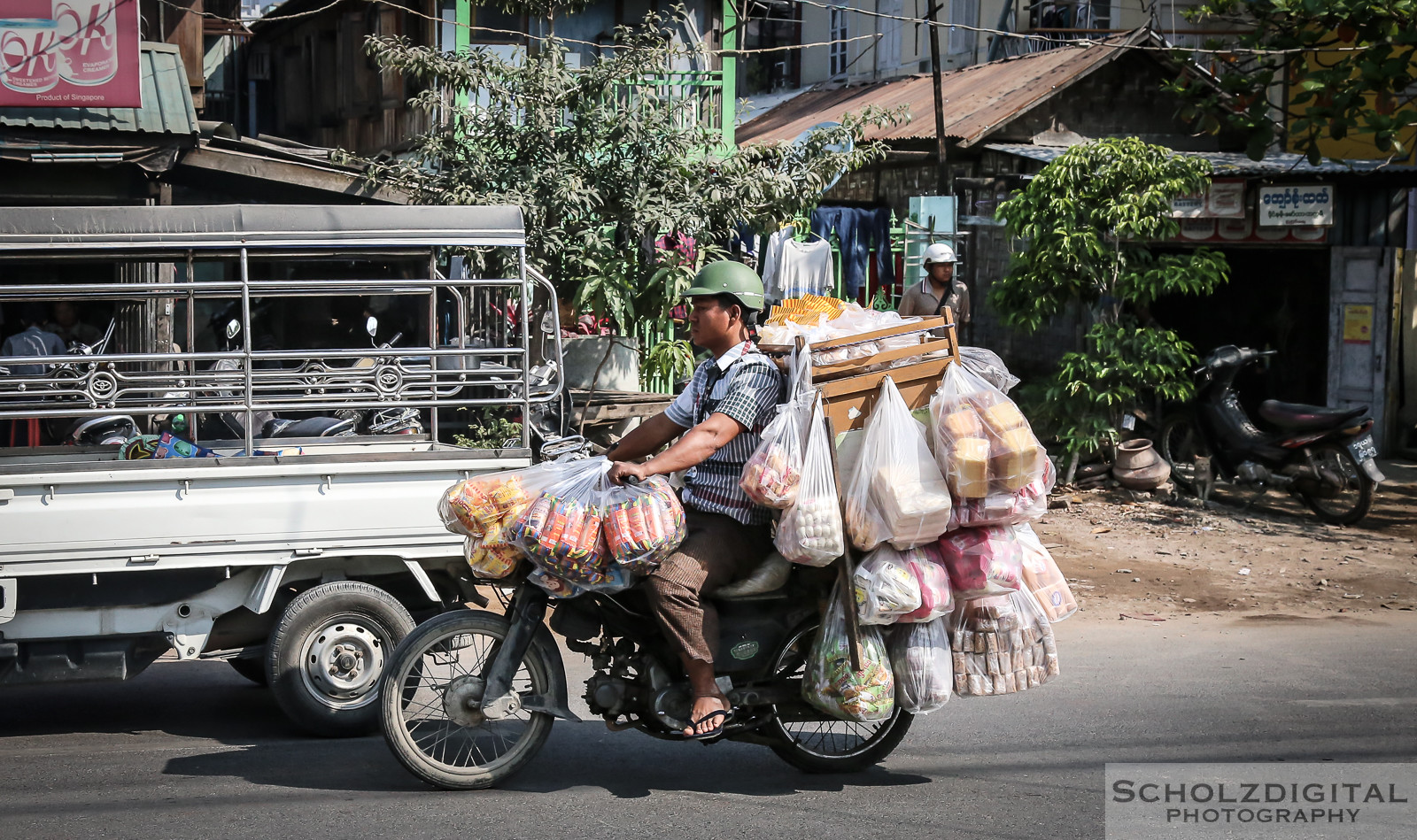 Exploring, Travelling, Myanmar, Mandalay, Birma, Burma, Traffic, Streetphotography, Travelling, Wanderlust, Southeastasia, asia, travel, globetrotter, travelphotography,