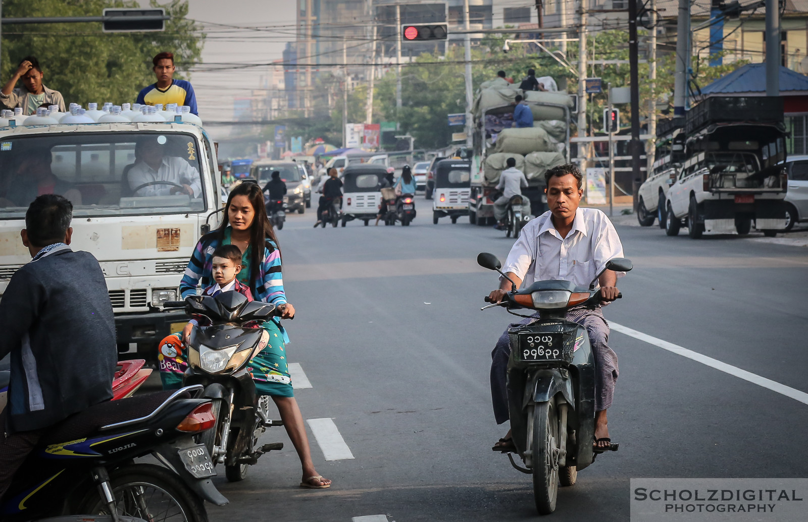 Exploring, Travelling, Myanmar, Mandalay, Birma, Burma, Traffic, Streetphotography, Travelling, Wanderlust, Southeastasia, asia, travel, globetrotter, travelphotography,