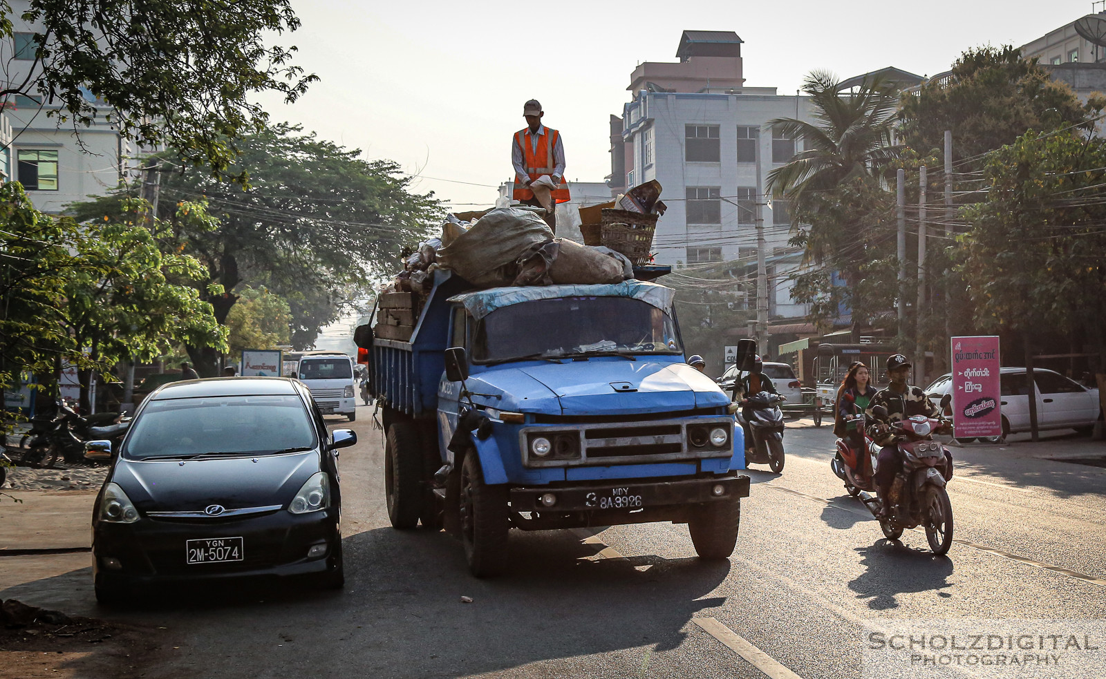 Exploring, Travelling, Myanmar, Mandalay, Birma, Burma, Traffic, Streetphotography, Travelling, Wanderlust, Southeastasia, asia, travel, globetrotter, travelphotography,