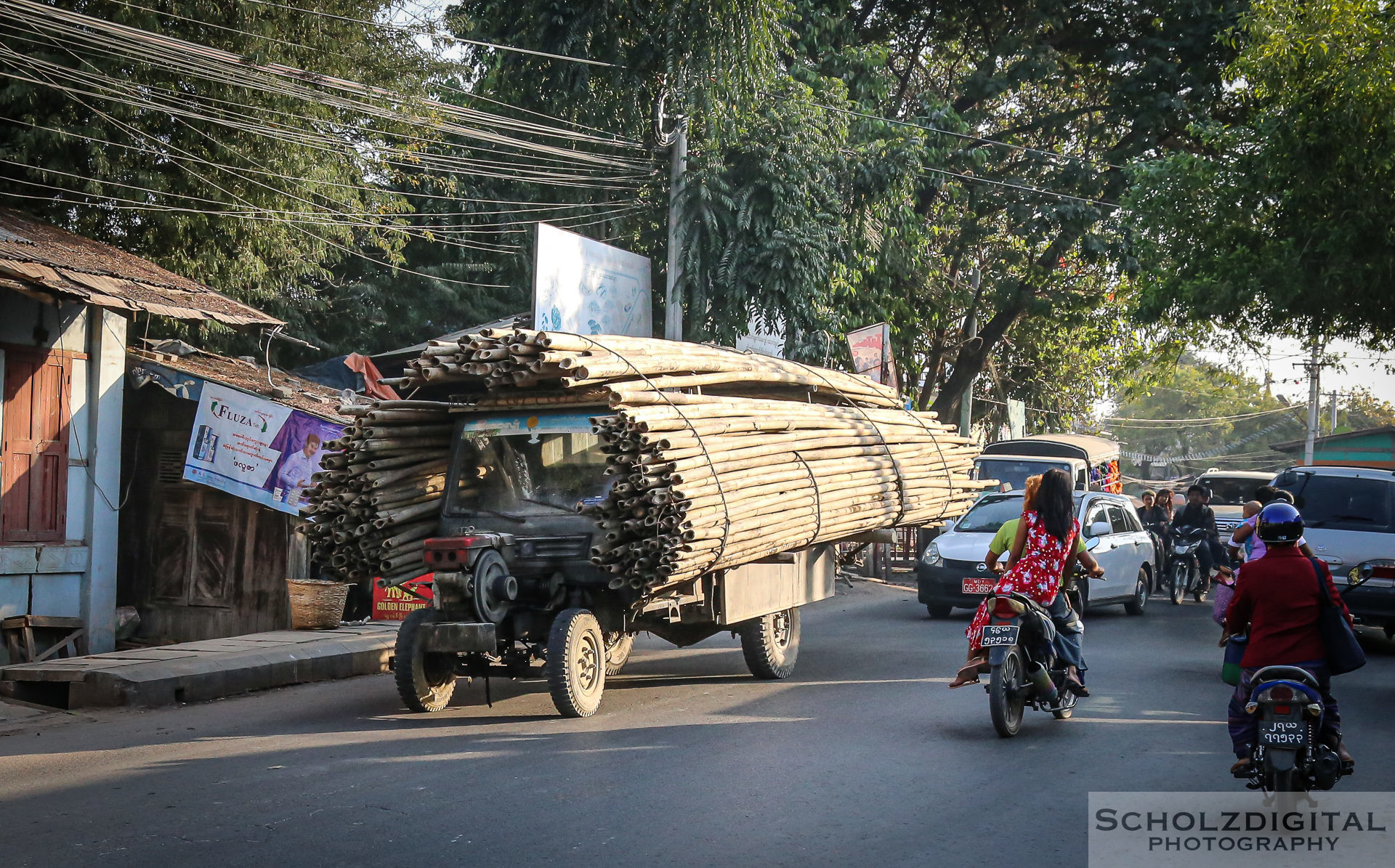 Exploring, Travelling, Myanmar, Mandalay, Birma, Burma, Traffic, Streetphotography, Travelling, Wanderlust, Southeastasia, asia, travel, globetrotter, travelphotography,