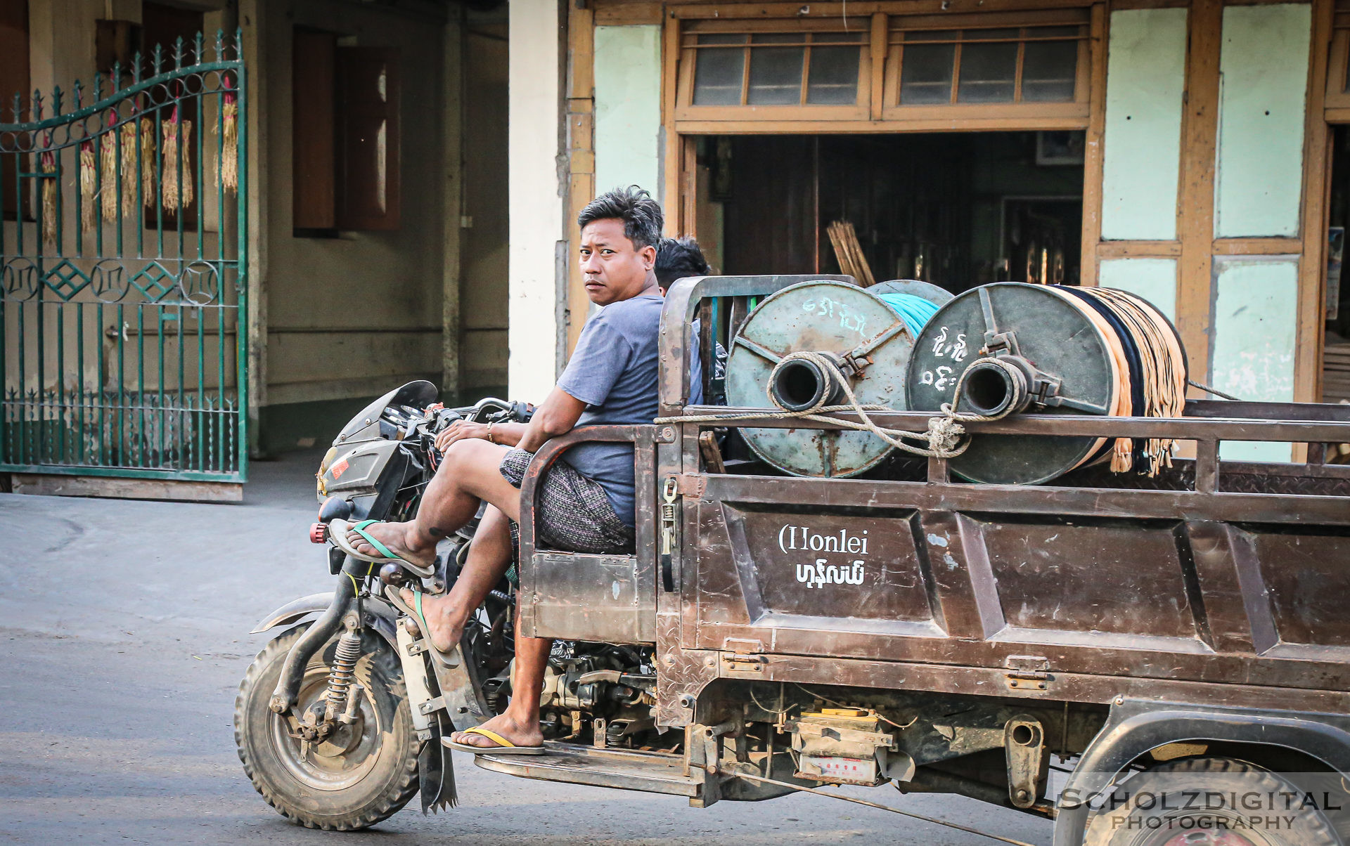 Exploring, Travelling, Myanmar, Mandalay, Birma, Burma, Traffic, Streetphotography, Travelling, Wanderlust, Southeastasia, asia, travel, globetrotter, travelphotography, Taxi