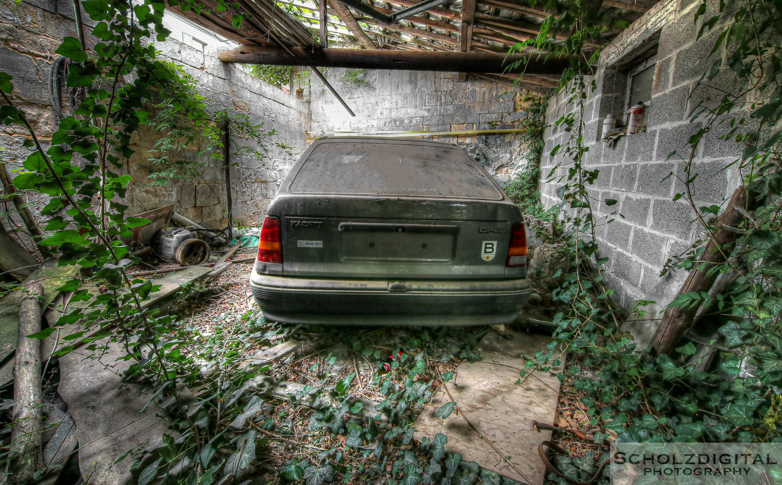 Abandoned, Decay, Lost Place, Urban exploration, Urbex, verlassen, Verlassene Orte, urbexlocatie, beelden, urban exploration, lost place, abandoned, forgotten, Farm Drapeaux, Maison, Bauernhof,