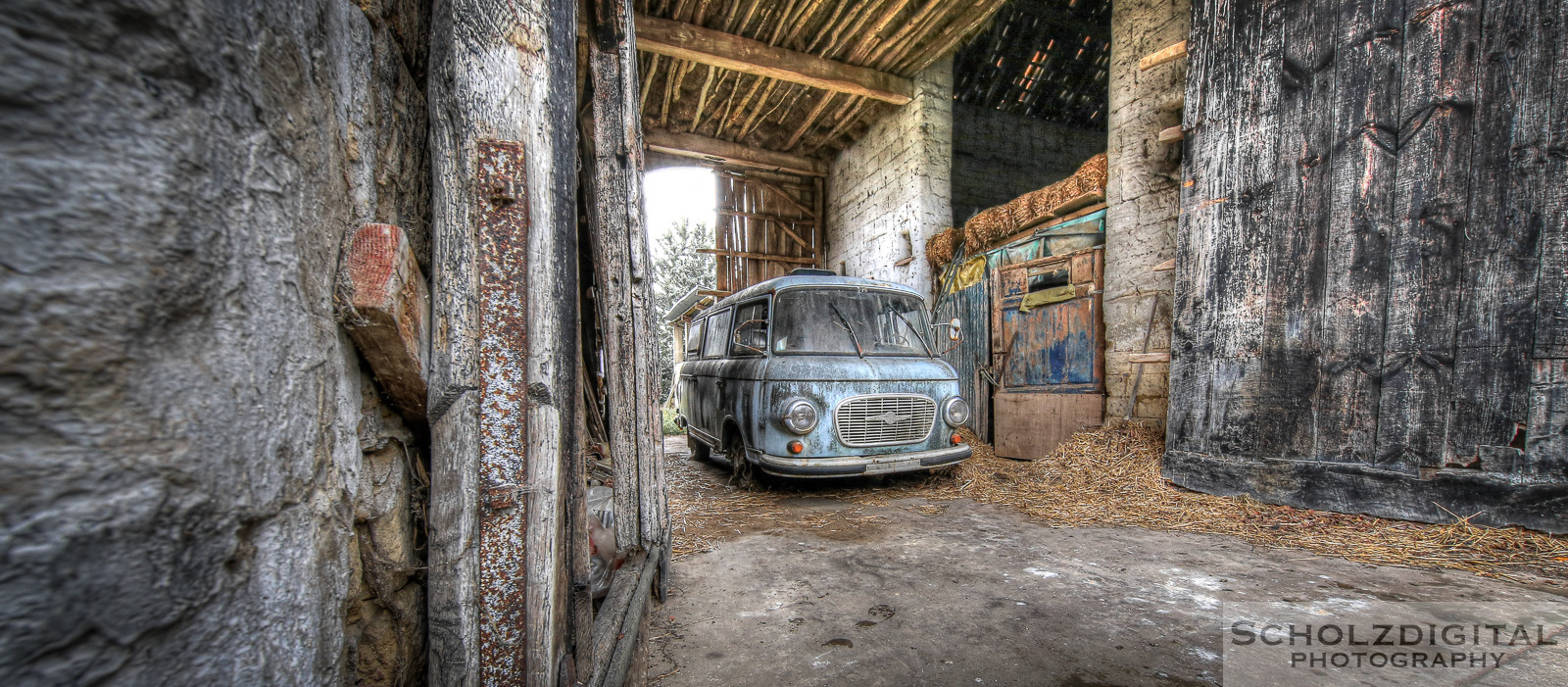 Abandoned, Decay, Lost Place, Urban exploration, Urbex, verlassen, Verlassene Orte, urbexlocatie, beelden, urban exploration, lost place, abandoned, forgotten, Farm Drapeaux, Maison, Bauernhof,