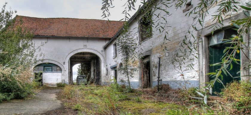 Abandoned, Decay, Lost Place, Urban exploration, Urbex, verlassen, Verlassene Orte, urbexlocatie, beelden, urban exploration, lost place, abandoned, forgotten, Farm Drapeaux, Maison, Bauernhof,