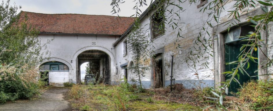 Abandoned, Decay, Lost Place, Urban exploration, Urbex, verlassen, Verlassene Orte, urbexlocatie, beelden, urban exploration, lost place, abandoned, forgotten, Farm Drapeaux, Maison, Bauernhof,