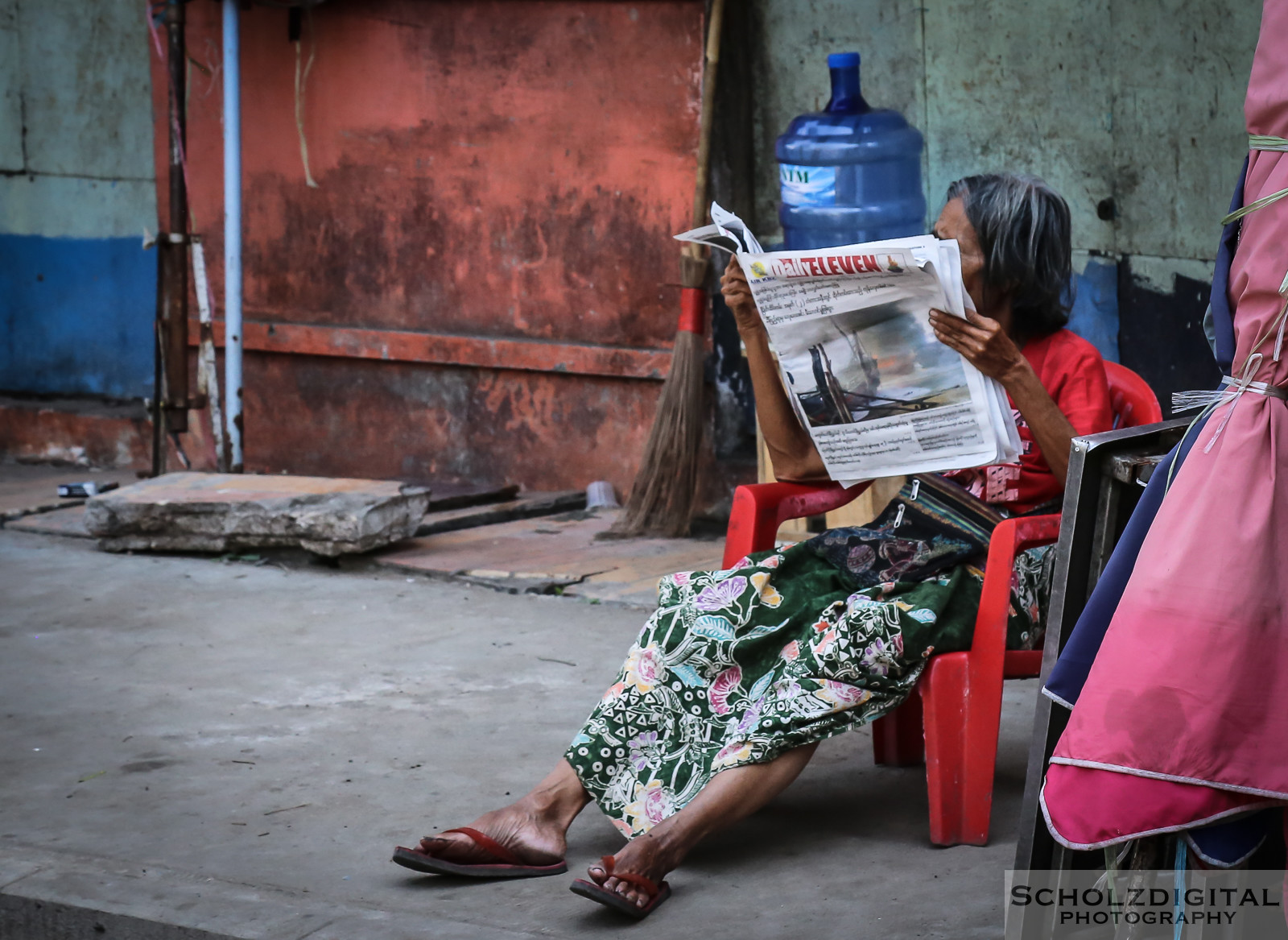 Newspaper Reading - Streetphotography Myanmar