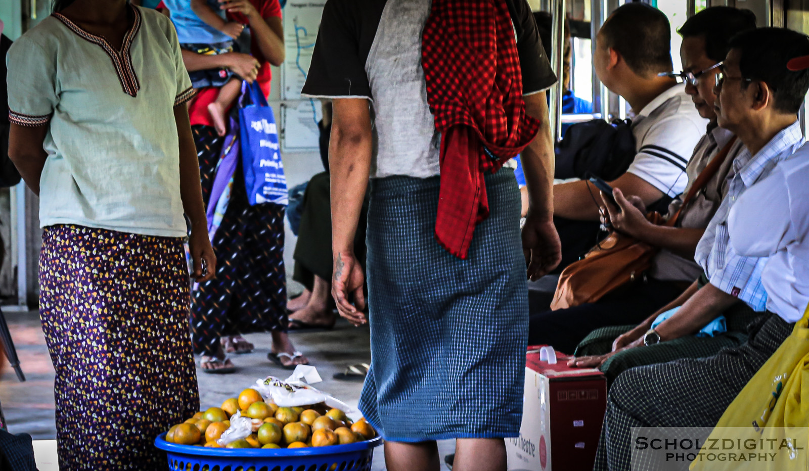 Exploring, Travelling, Myanmar, Birma, Burma, Streetphotography, Travelling, Wanderlust, Southeastasia, asia, travel, globetrotter, travelphotography, Yangon Circular Railway, Ringbahn, Rangun