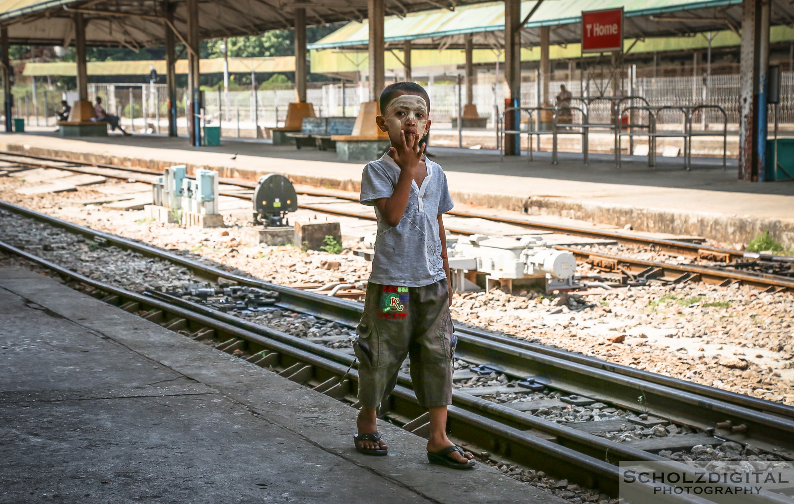 Exploring, Travelling, Myanmar, Birma, Burma, Streetphotography, Travelling, Wanderlust, Southeastasia, asia, travel, globetrotter, travelphotography, Yangon, Rangun, Junge auf Bahnsteig