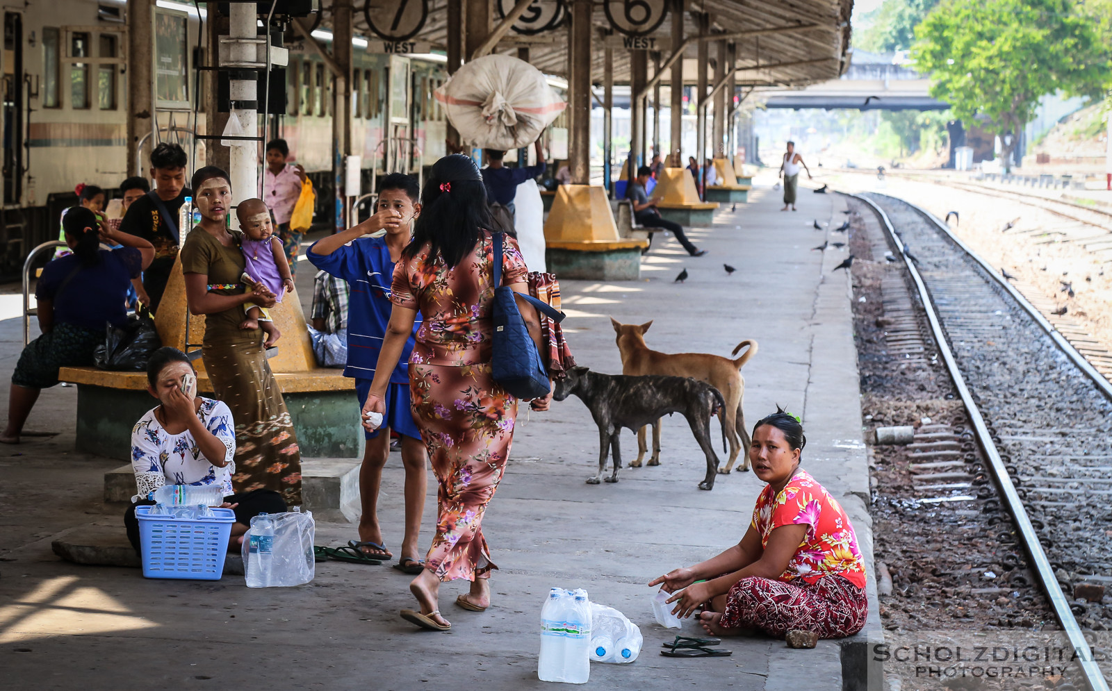 Exploring, Travelling, Myanmar, Birma, Burma, Streetphotography, Travelling, Wanderlust, Southeastasia, asia, travel, globetrotter, travelphotography, Yangon Circular Railway, Ringbahn, Rangun