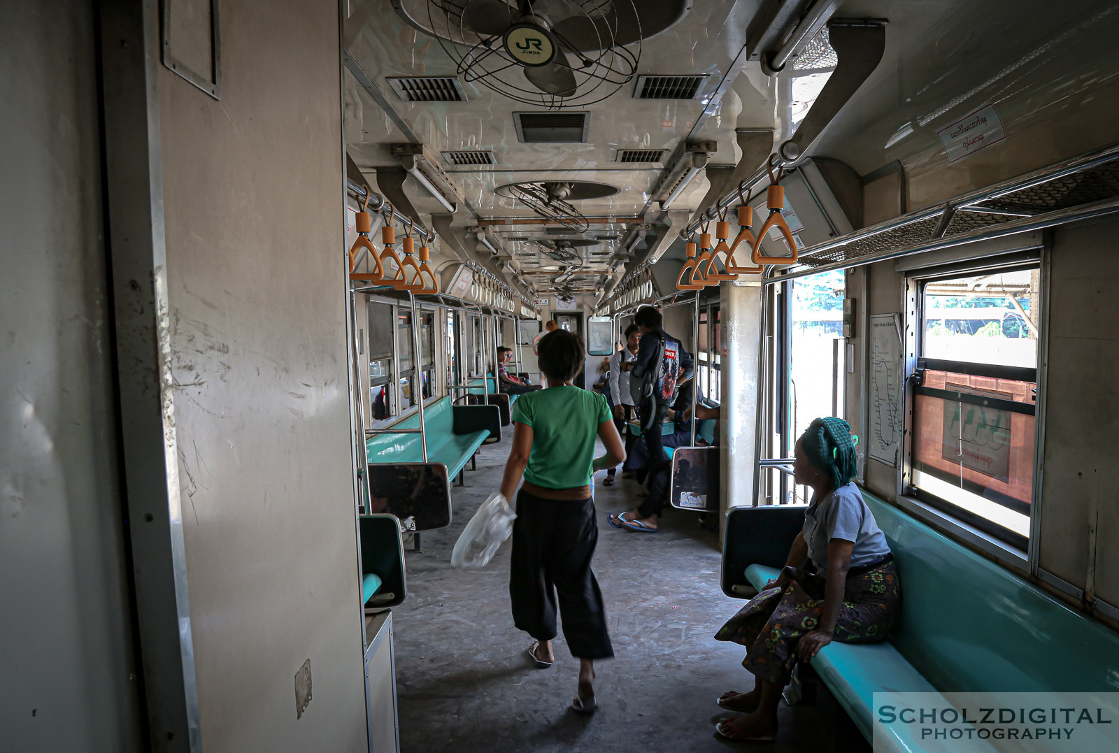 Exploring, Travelling, Myanmar, Birma, Burma, Streetphotography, Travelling, Wanderlust, Southeastasia, asia, travel, globetrotter, travelphotography, Yangon Circular Railway, Ringbahn, Rangun