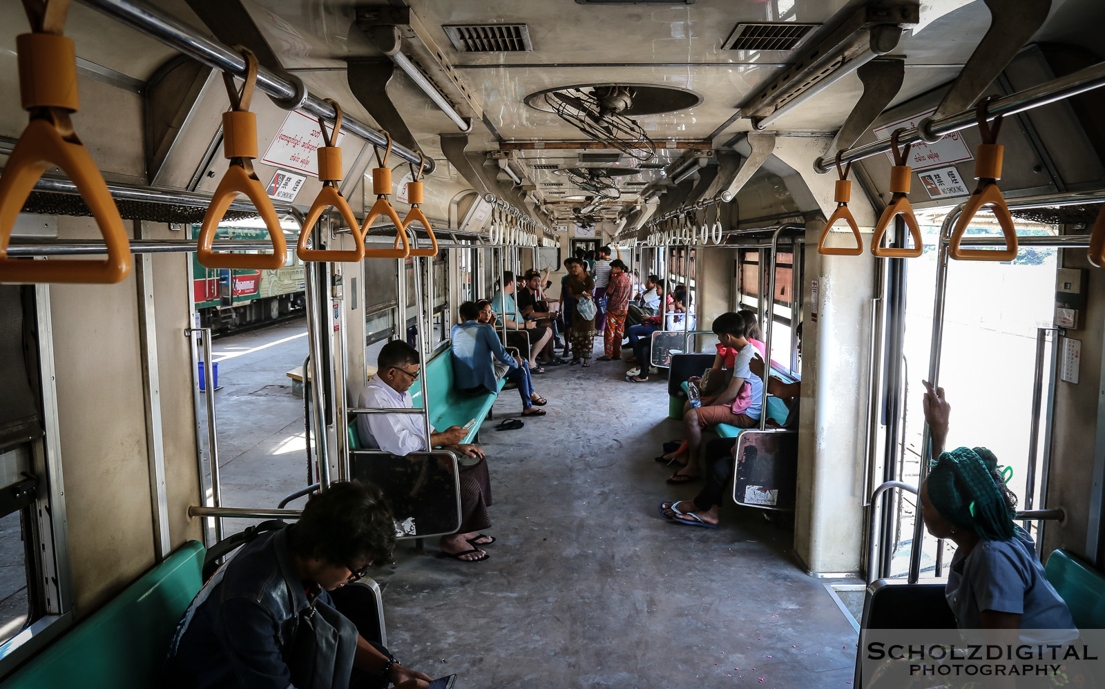 Exploring, Travelling, Myanmar, Birma, Burma, Streetphotography, Travelling, Wanderlust, Southeastasia, asia, travel, globetrotter, travelphotography, Yangon Circular Railway, Ringbahn, Rangun