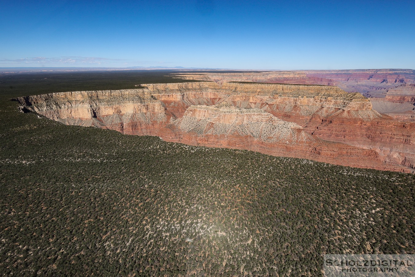 Anflug über den Canyon mit dem Helikopter