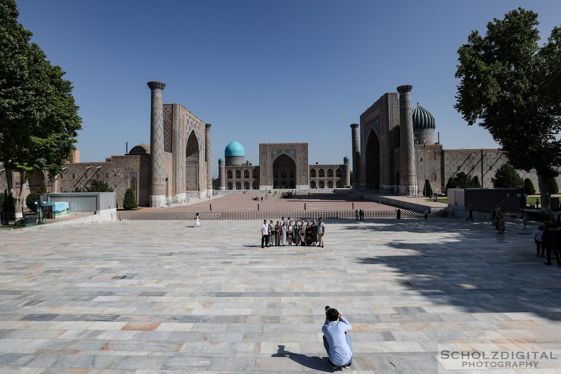 Registan-Platz mit Ulugʻbek-Madrasa (links), Tilla-Kori-Madrasa (Mitte) und Sher-Dor-Madrasa (rechts)