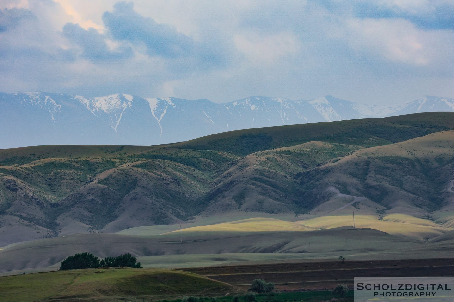 Kasachstan und im Hintergrund die Tina Shan Gebirge