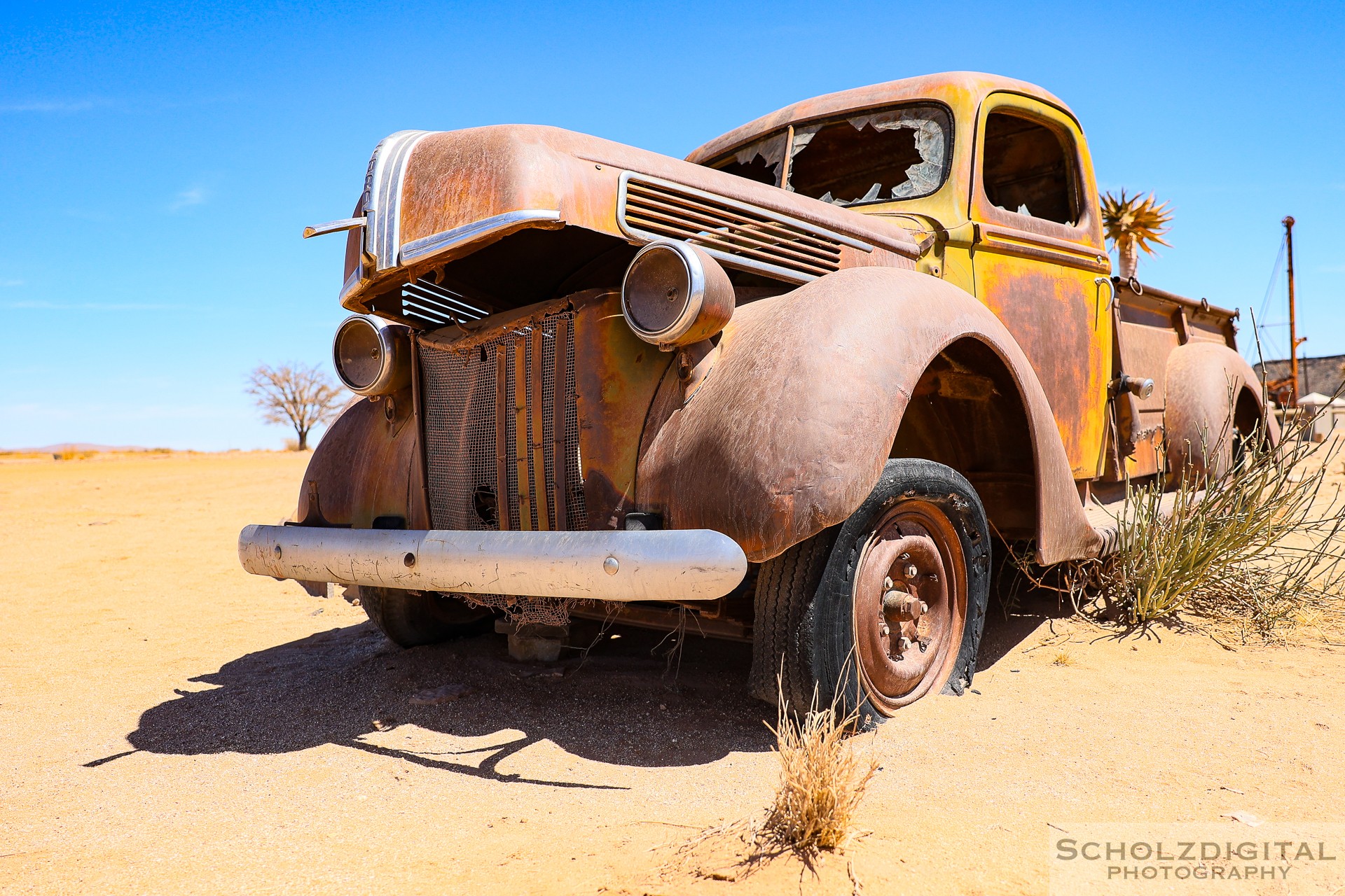 Ford Oldtimer with broken window