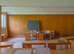 Verlassener Klassenraum mit Pulten