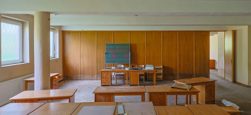 Verlassener Klassenraum mit Pulten