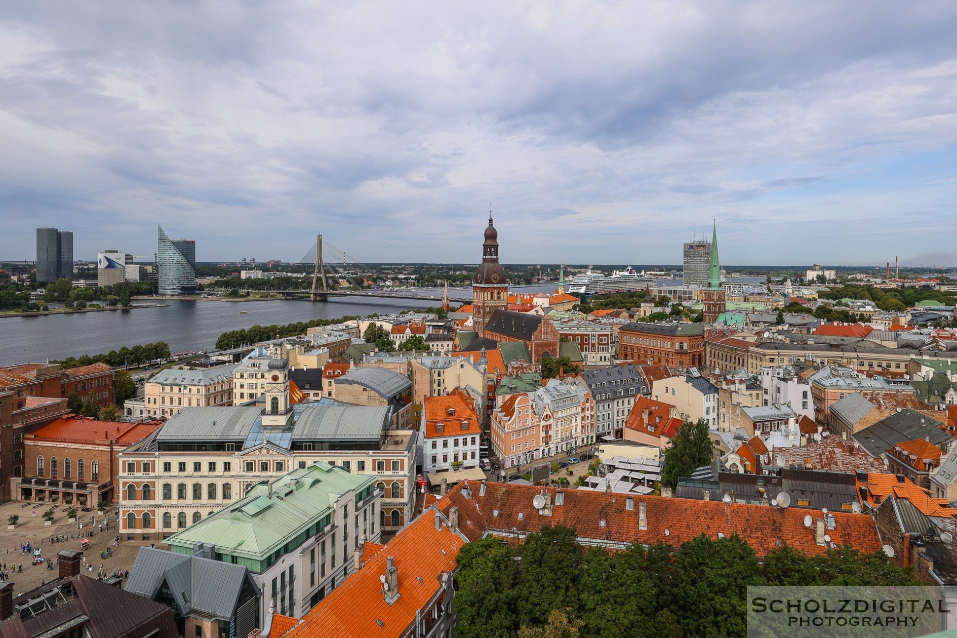 Auf dem Turm der Petrikirche: Panoramablick über die Stadt und die Daugava.