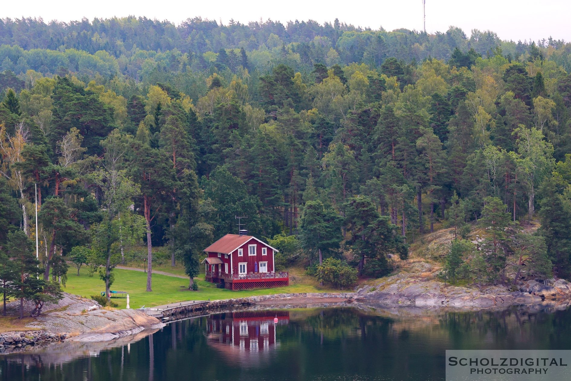 Inseln im Schärengarten vor Stockholm mit roten Holzhäusern