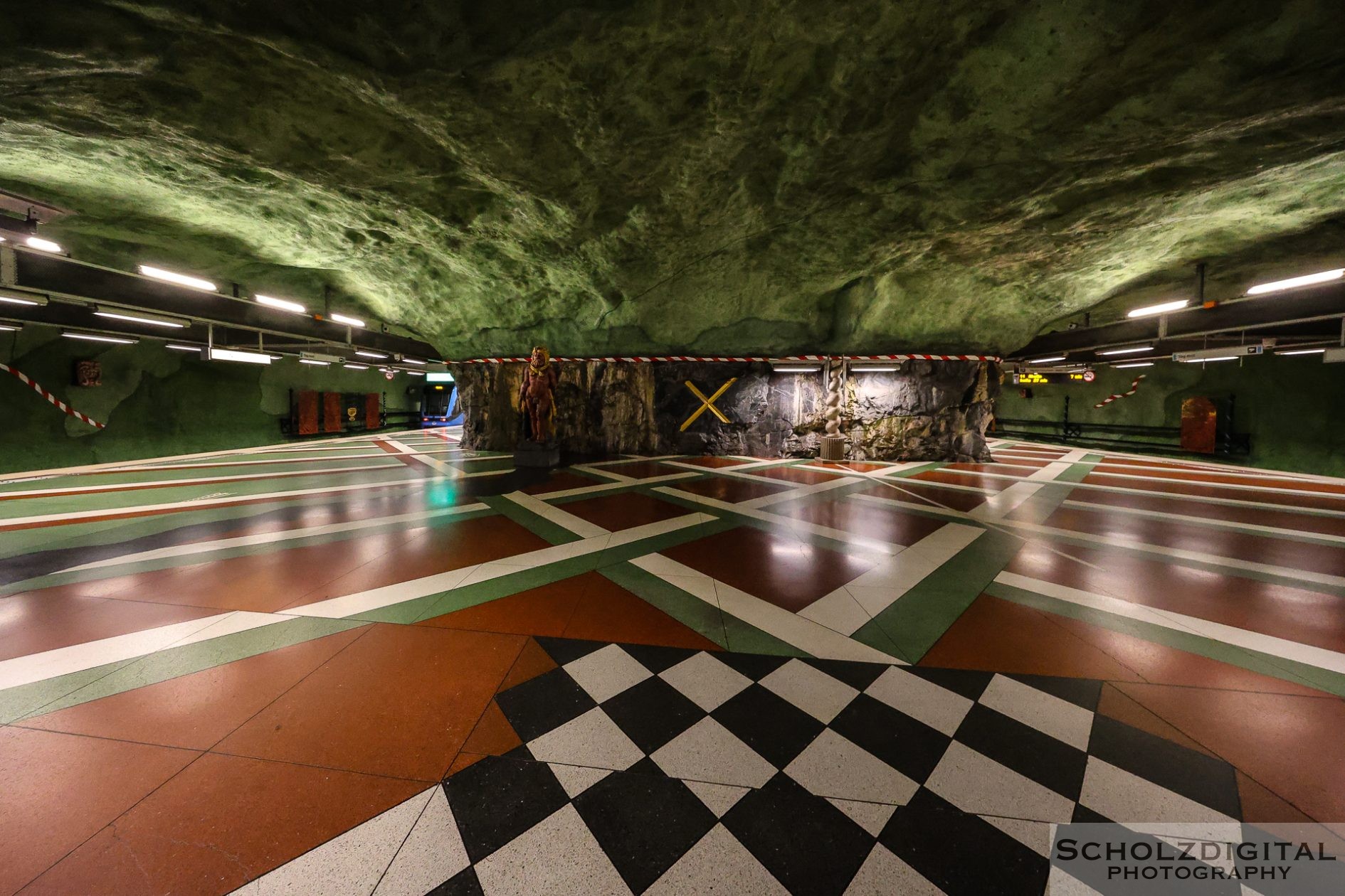 Bunte Wände und Mosaike in der U-Bahnstation Kungsträdgården