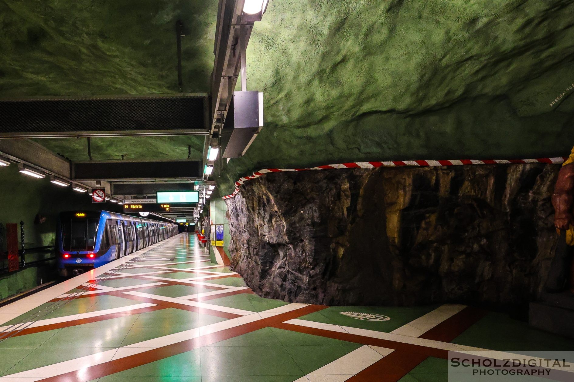 Unterirdische U-Bahn-Station Kungsträdgården mit Kunstinstallationen