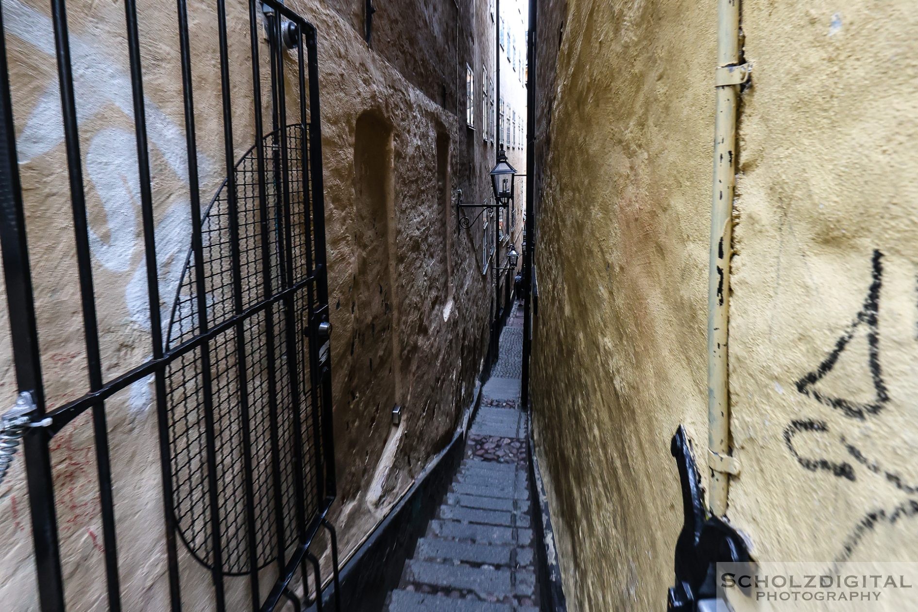 Schmalste Gasse Stockholms – Martin Trotzigs Gränd in Gamla Stan
