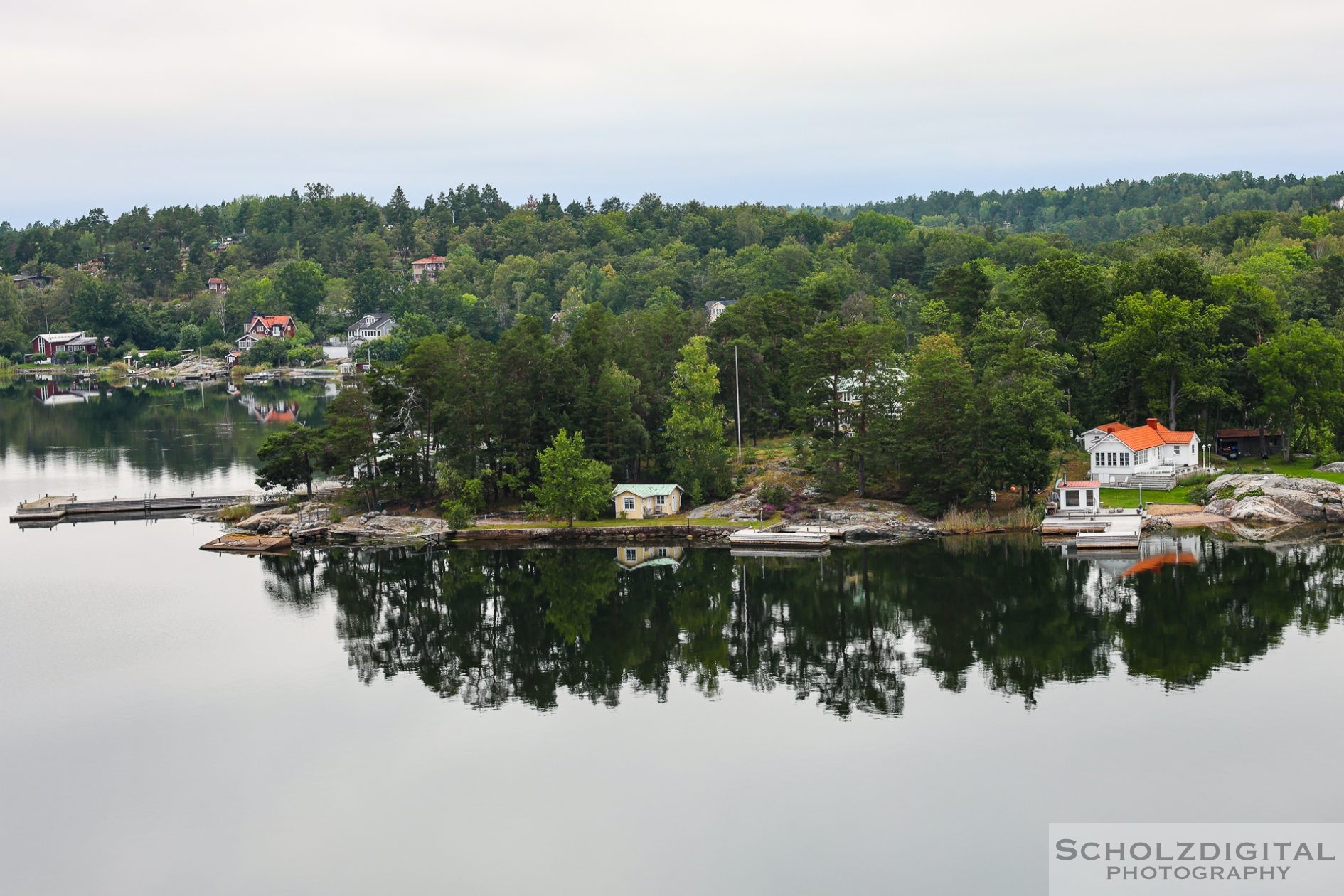 Blick vom Schiff auf die Inselwelt des Stockholmer Schärengartens