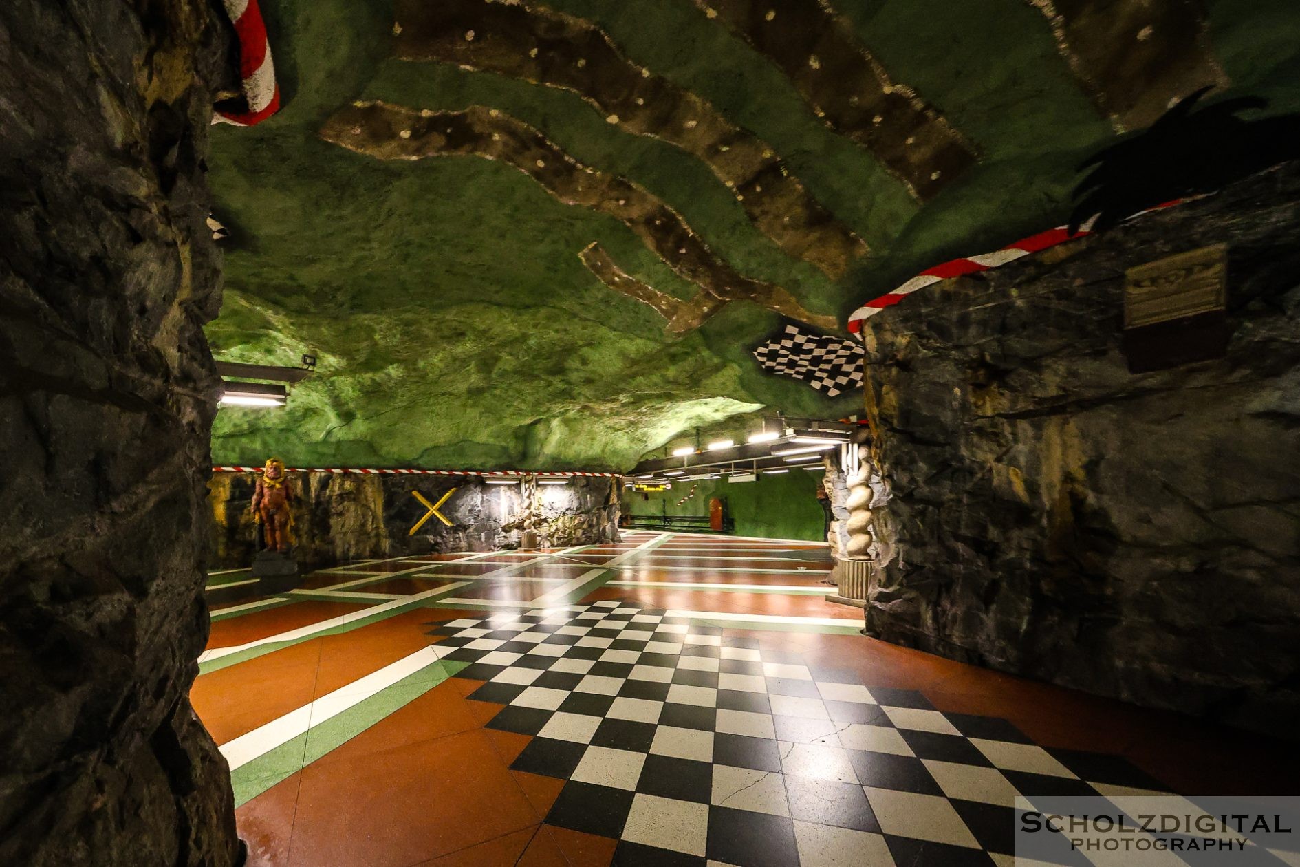 Bunte Wände und Mosaike in der U-Bahnstation Kungsträdgården