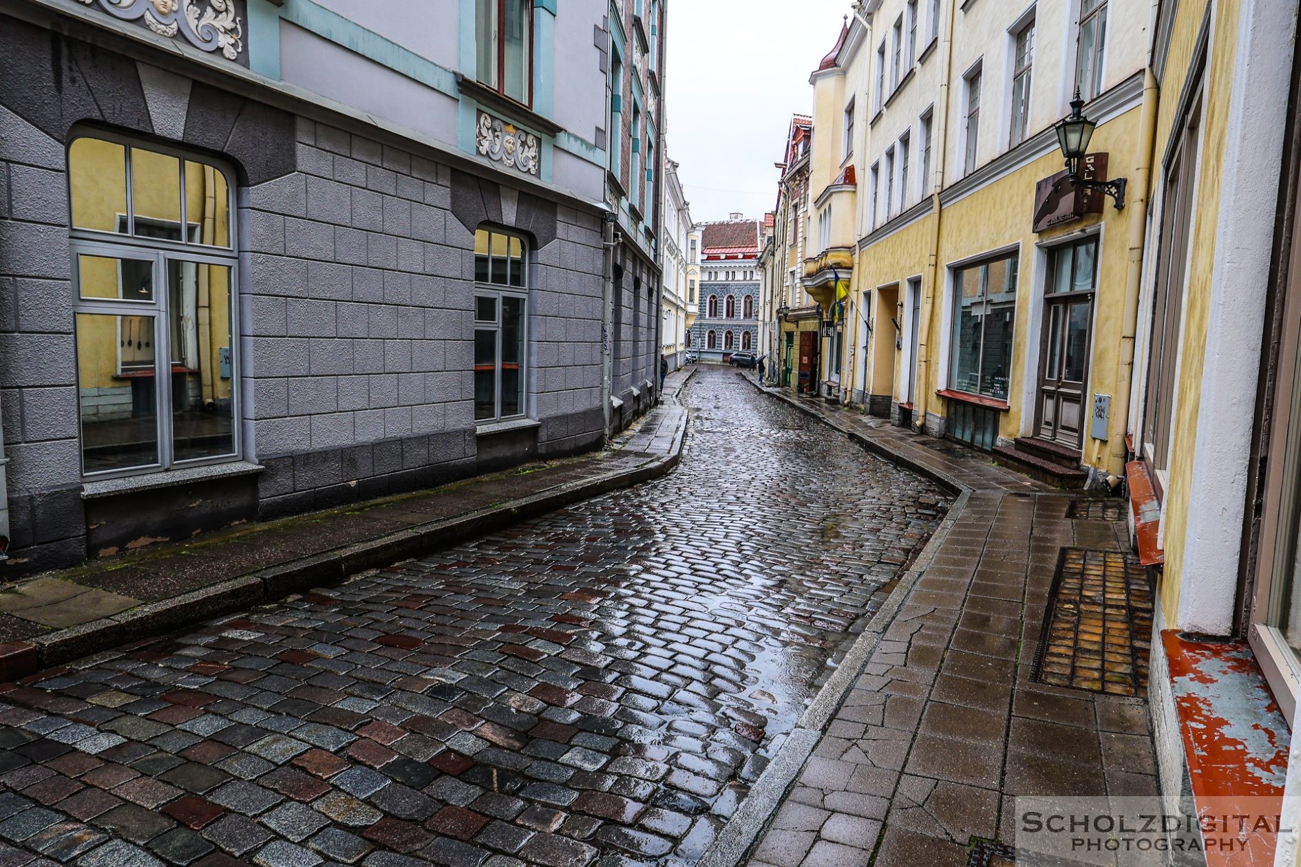 Glänzendes Kopfsteinpflaster in der Altstadt
