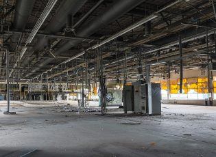 Verlassene Produktionshalle der alten Glühbirnenfabrik