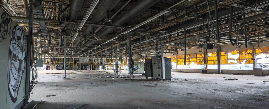 Verlassene Produktionshalle der alten Glühbirnenfabrik