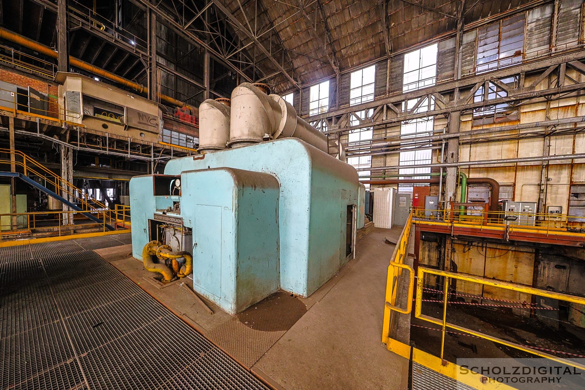 Blaue Turbinen im verlassenen Kraftwerk Blue Power Plant Charlero