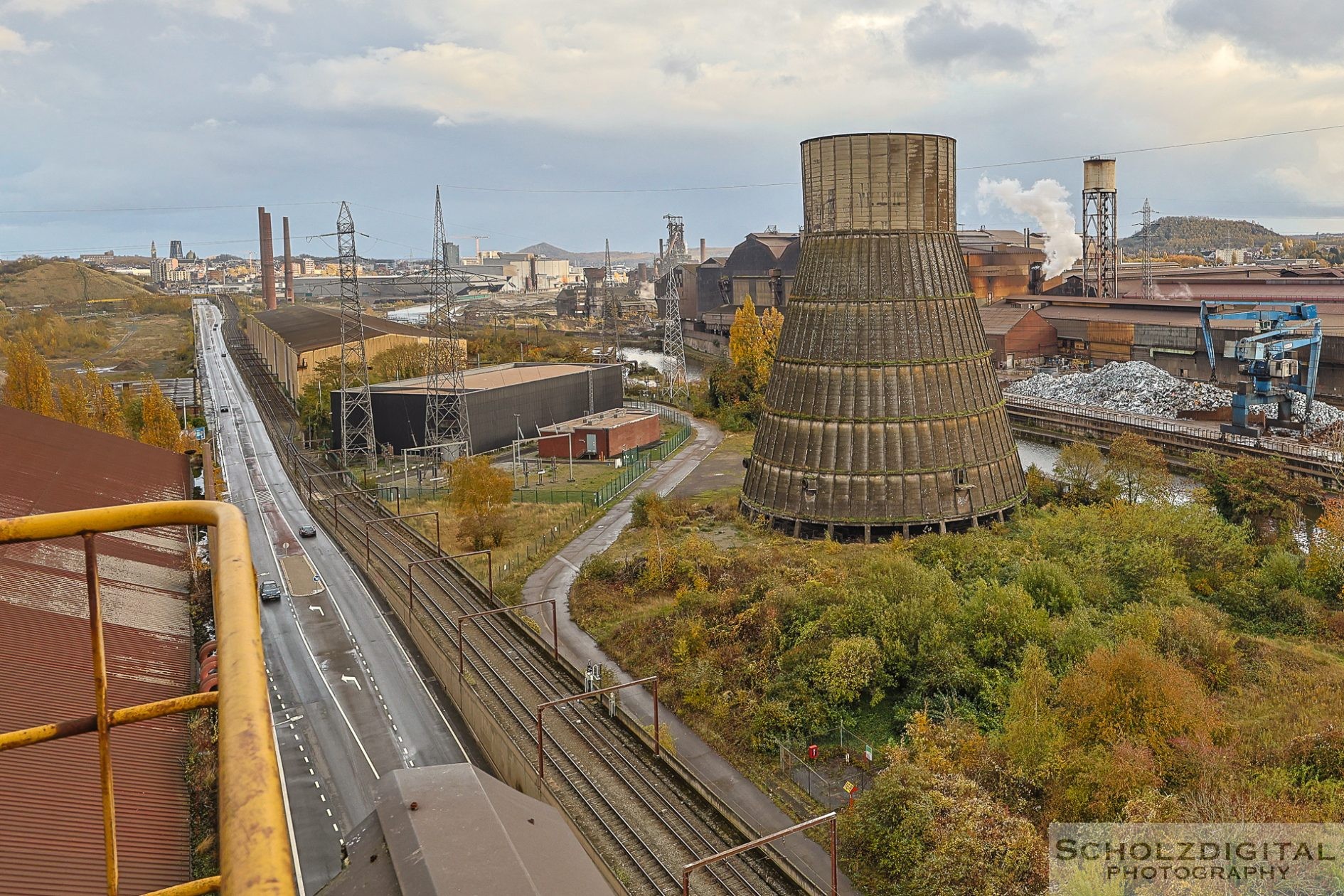 Zwischen Ruinen und Resten der Stahlindustrie erhebt sich das blaue Kraftwerk von Charleroi
