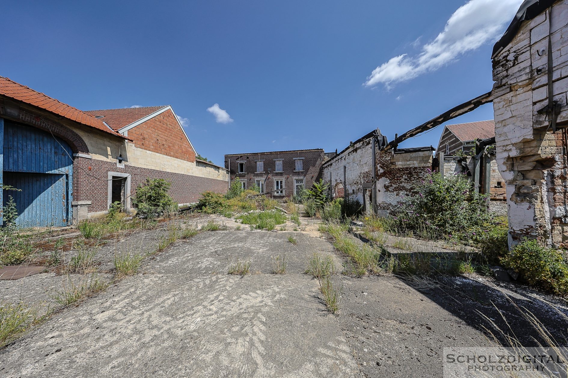 Außenansicht des denkmalgeschützten Vierkanthofs – ländliche Architektur im Niedergang.