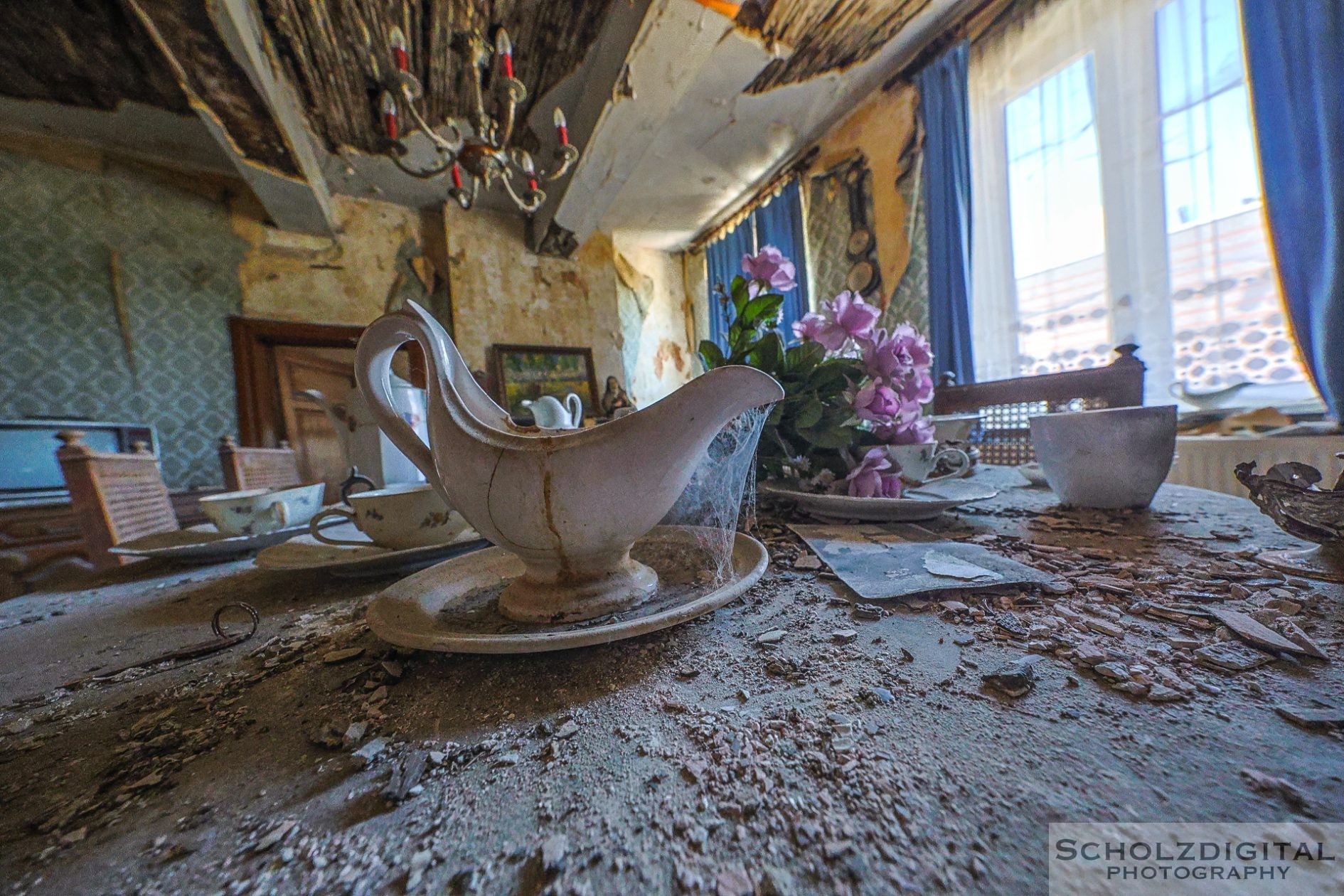 Im Wohnzimmer stehen noch Teller und Tassen – Spuren eines plötzlichen Aufbruchs.