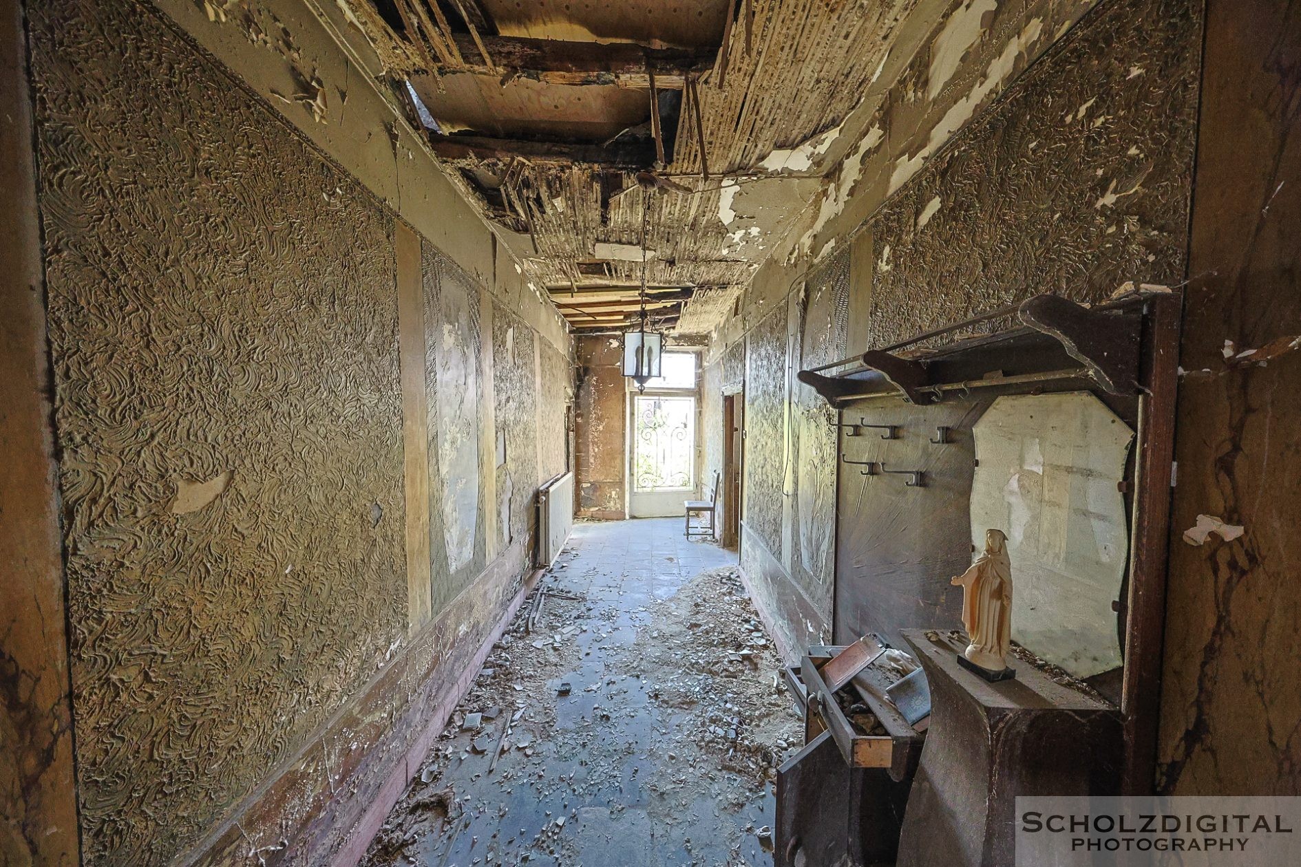 Verfallene Wände und Schimmel in verlassenem Vierkanthof