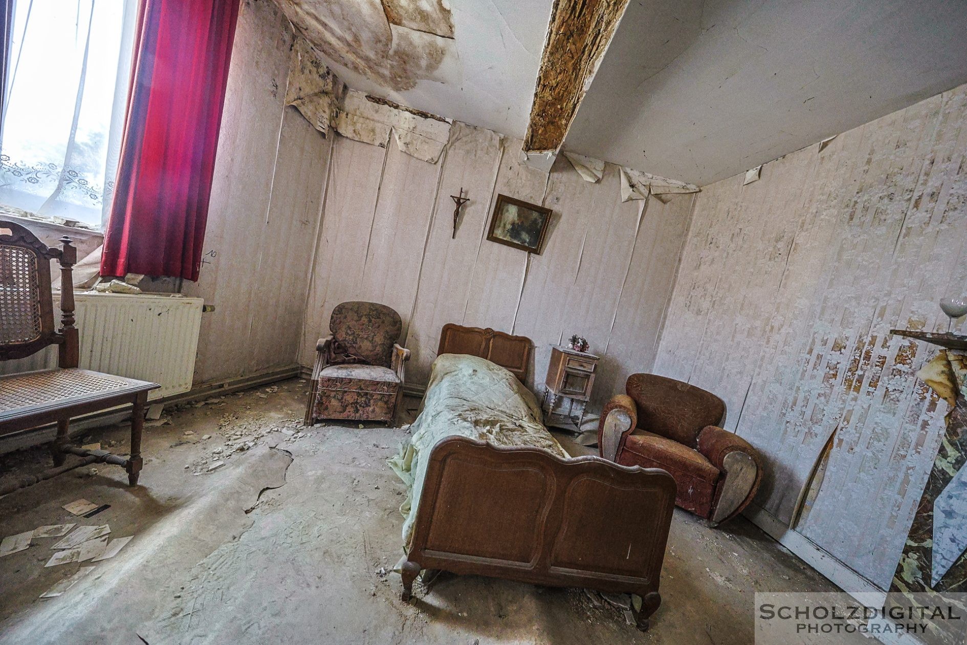 Abgeplatzter Putz und Schimmelbefall nach dem Brand 2019 – massive Zerstörung im Inneren.