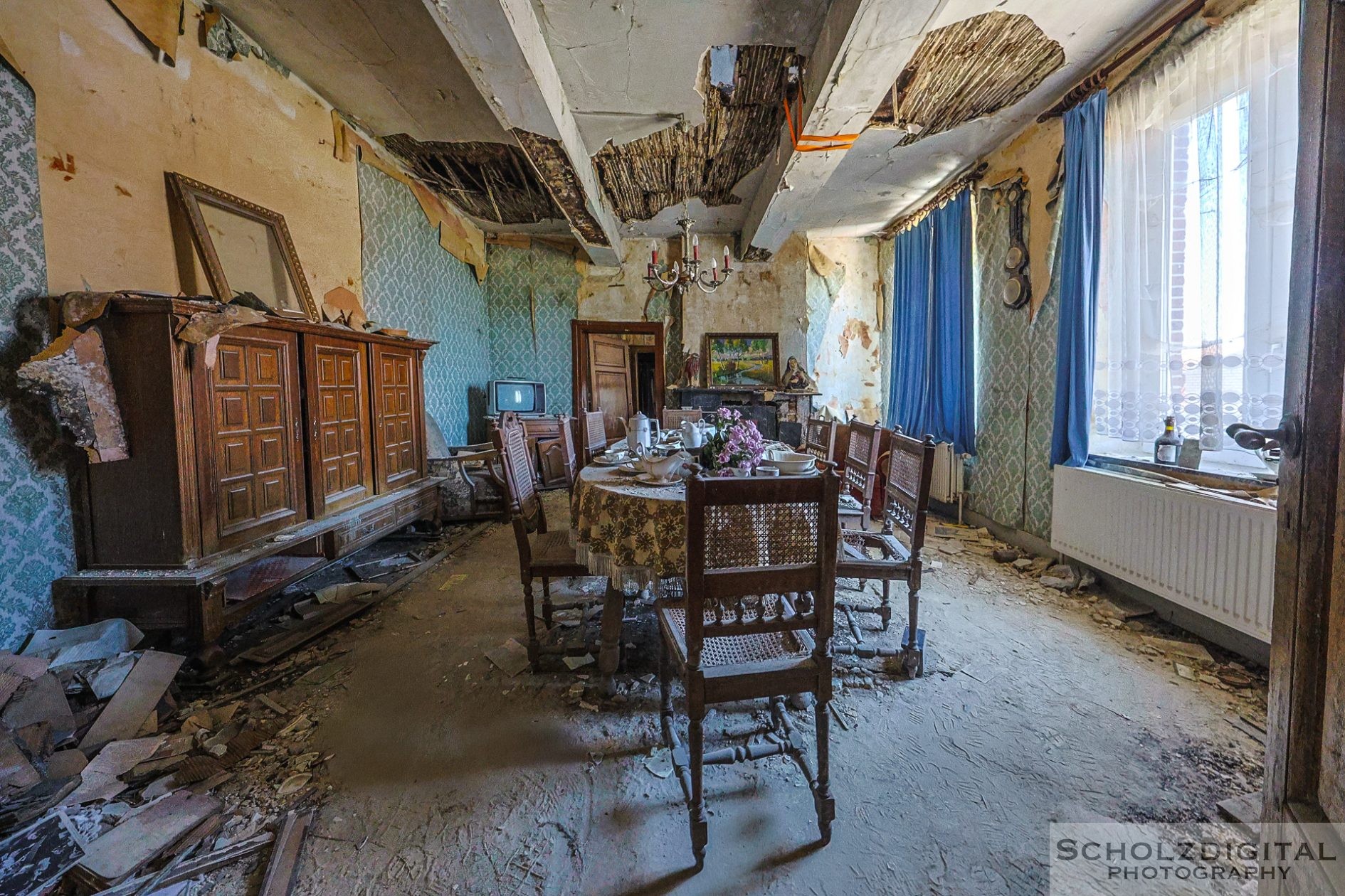 Verlassenes Esszimmer mit gedecktem Tisch in altem Bauernhof