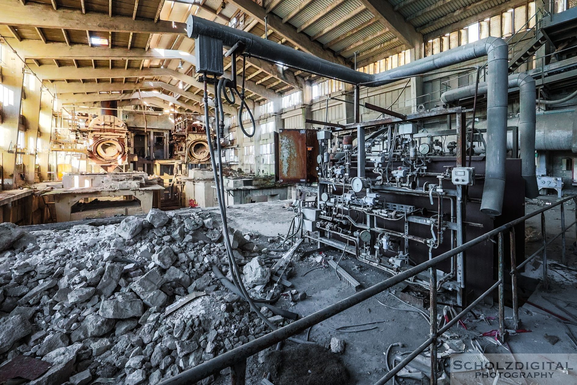 Rostige Rohre und endlose Gänge – Spuren harter Arbeit in der alten Zementproduktion.