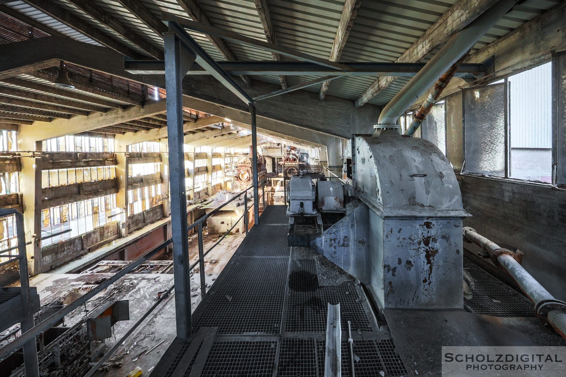 Gigantische Betonhallen vom zahn der Zeit gezeichnet