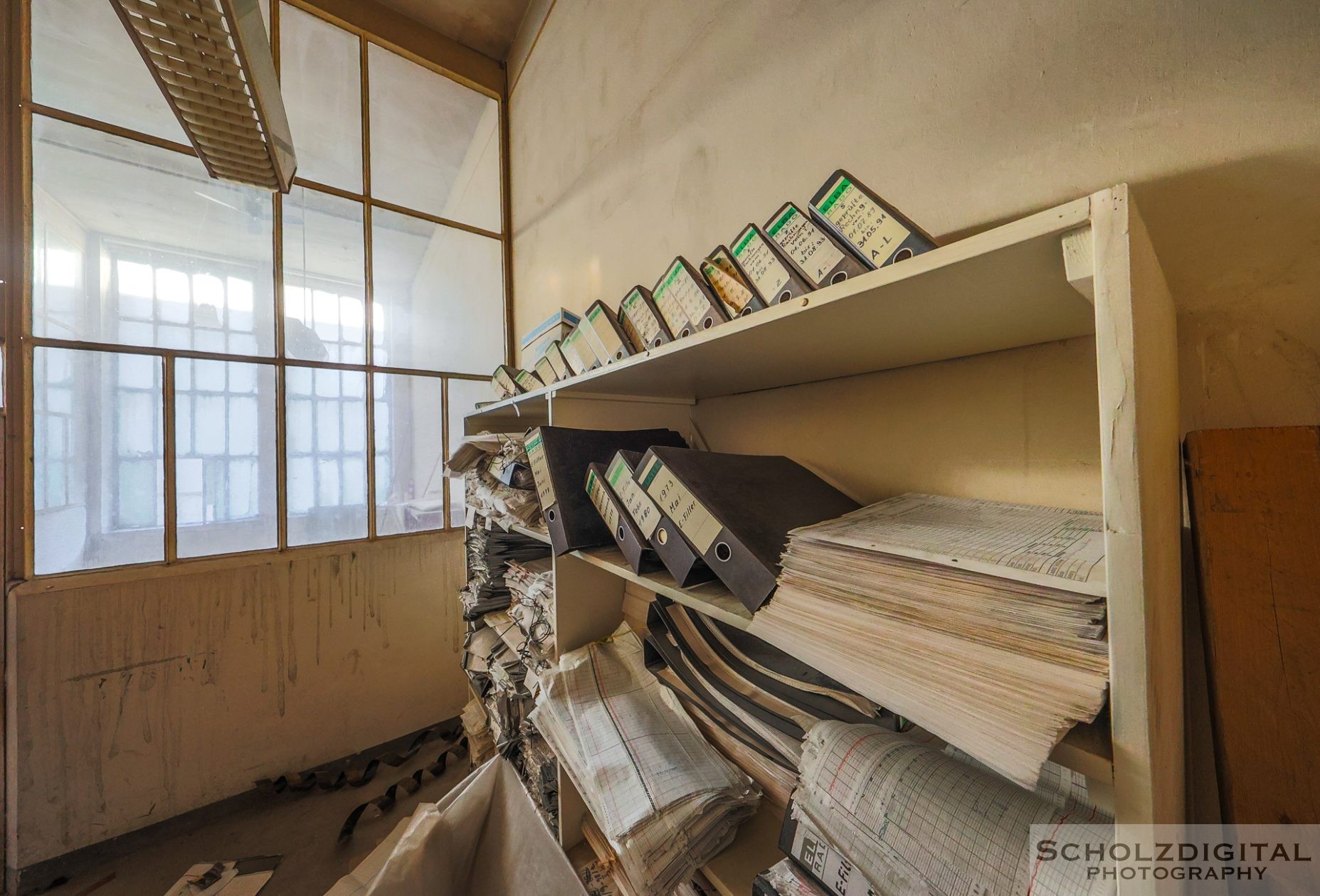 In den verlassenen Büros stapeln sich Akten – Zeitzeugen einer untergegangenen Industrie.