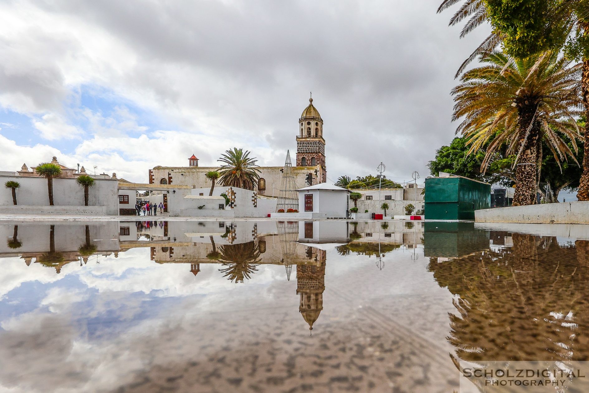 Kirche von Teguise spiegelt sich im Regenwasser auf dem Marktplatz von Lanzarote