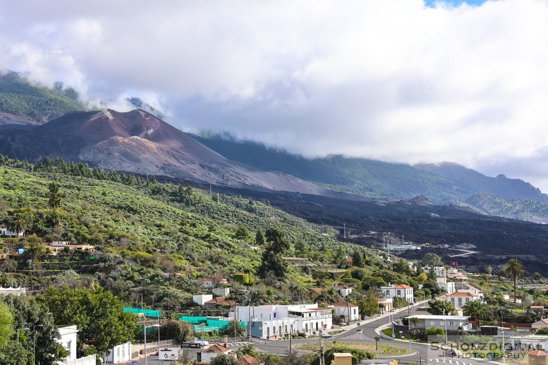 Blick aus dem Ort zurück auf den Vulkan und die Lavafelder