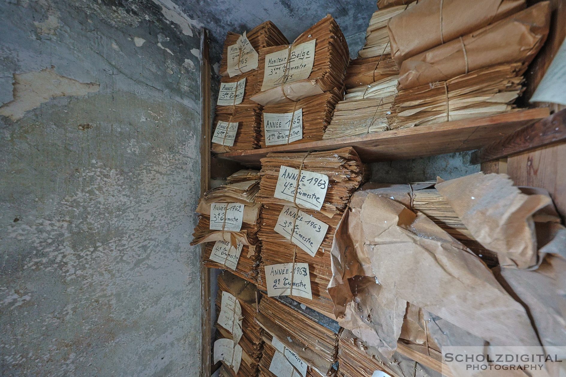 Verlassene Ordnung – Regale, Akten, Stillstand