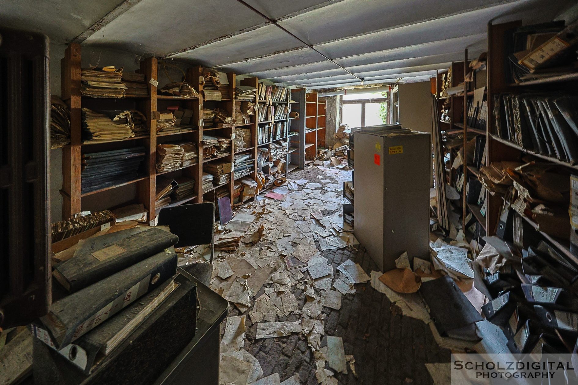 Verlassene Ordnung – Regale, Akten, Stillstand