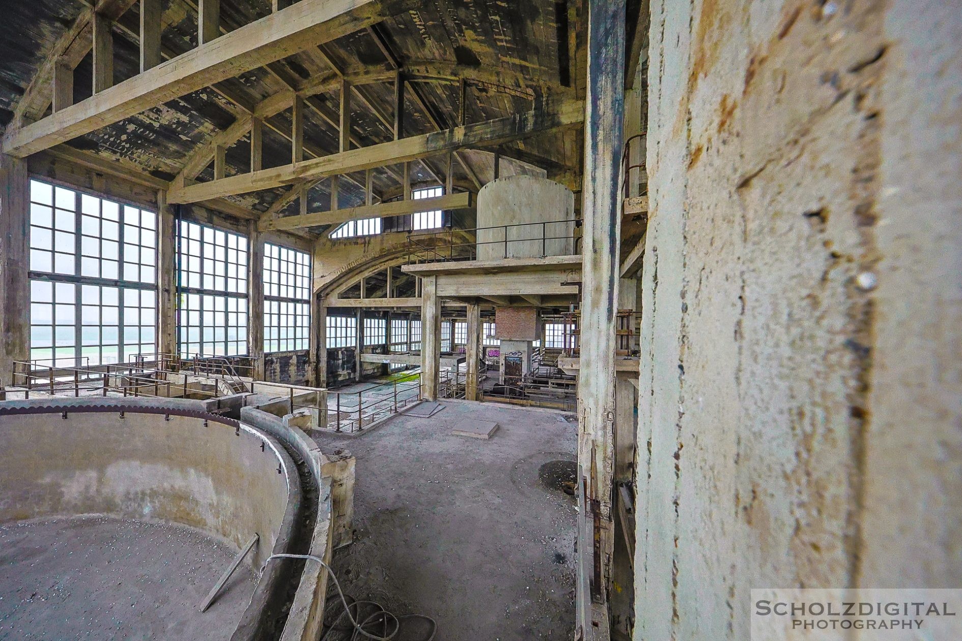 Blick durch eine der großen Hallen mit Stahlträgern und Lichtfall.