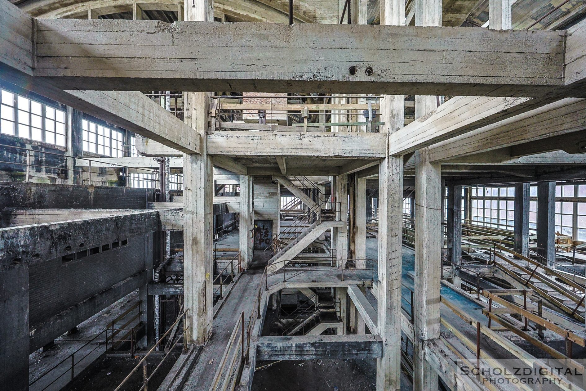 Treppenanlage zwischen den Sortierplattformen.