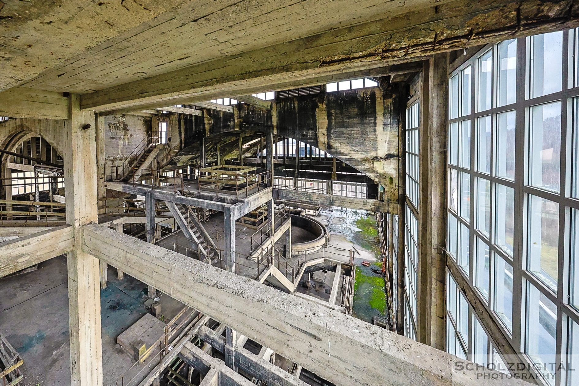 Treppenanlage zwischen den Sortierplattformen.