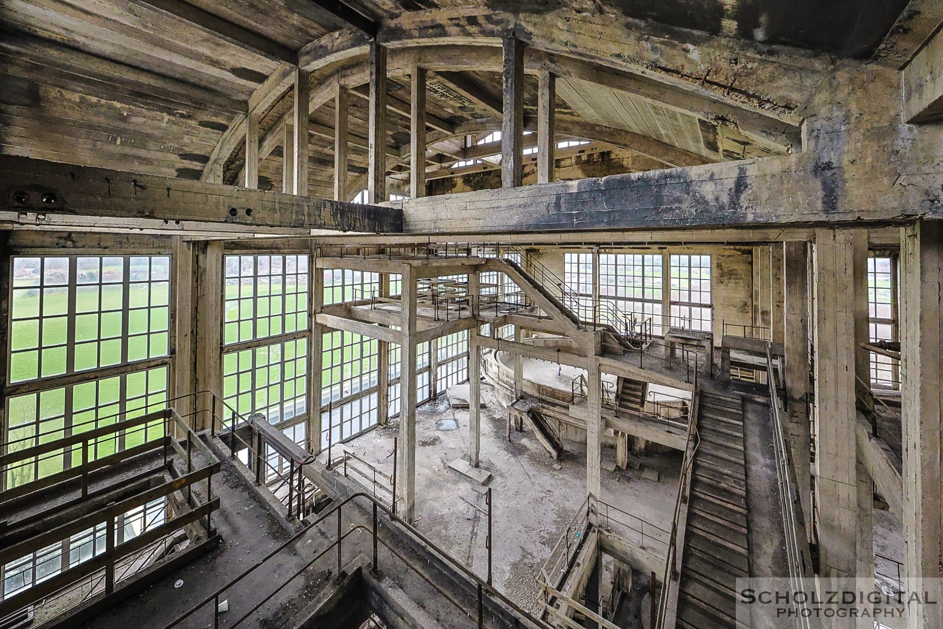 Blick durch eine der großen Hallen mit Stahlträgern und Lichtfall.