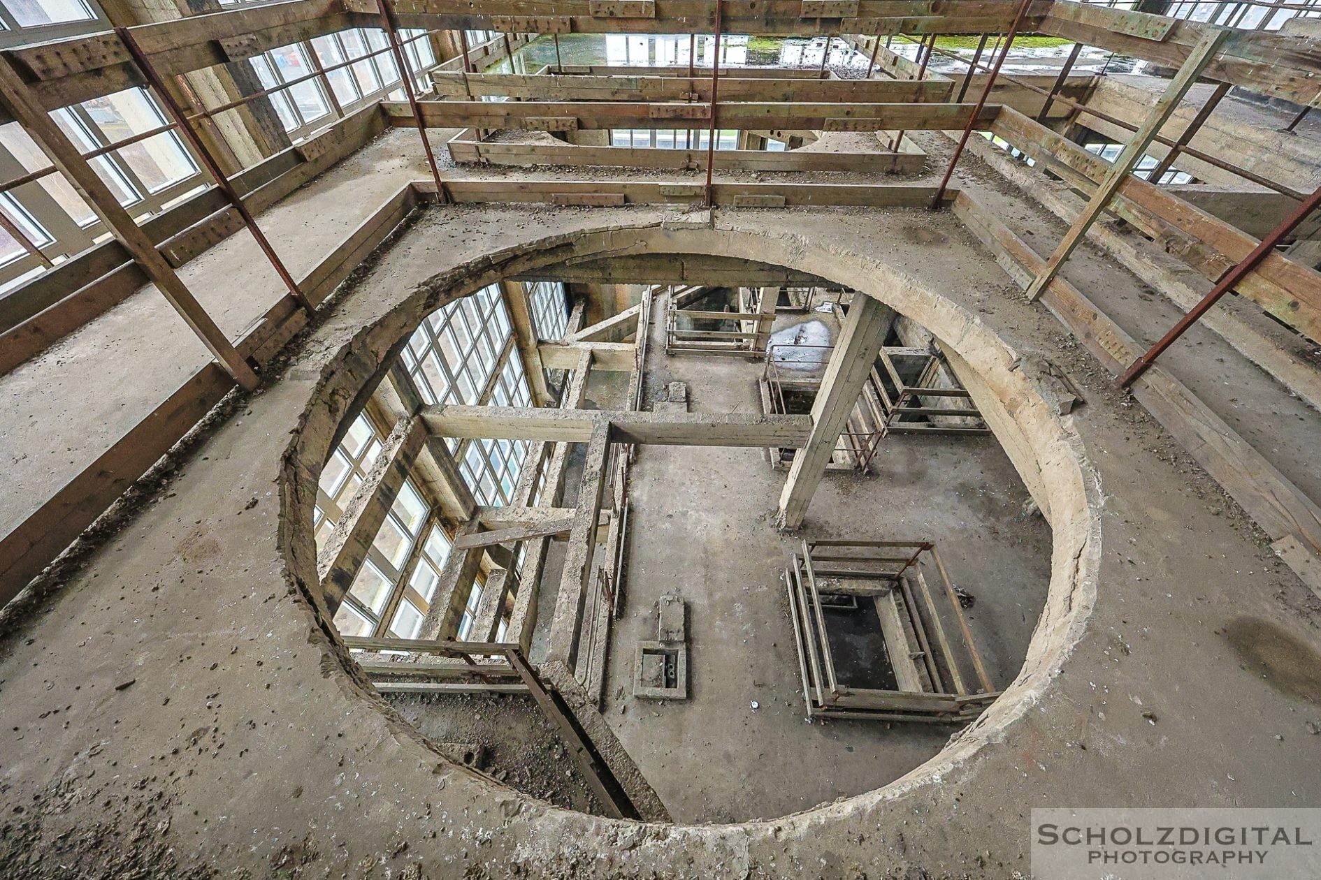 Treppenanlage zwischen den Sortierplattformen.